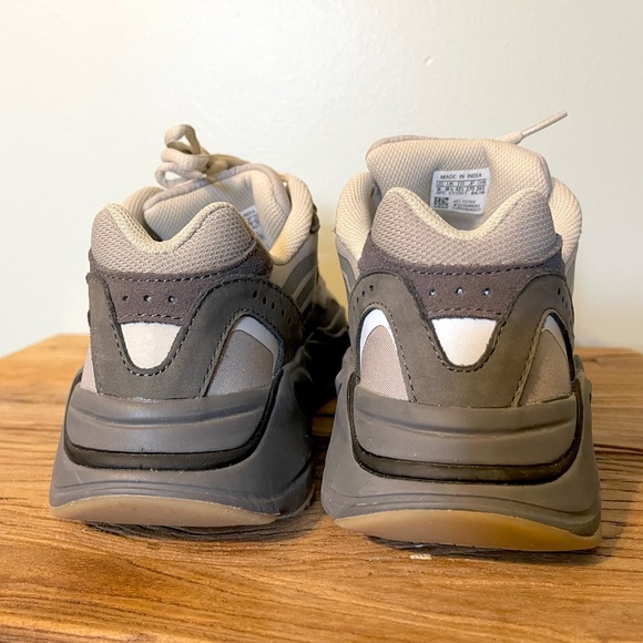 Yeezy 700 - Picture 6 of 12